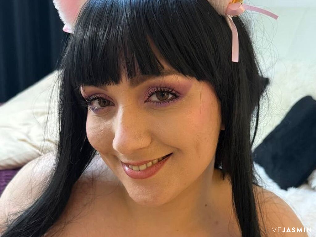 AdelineDevin model profile and live status