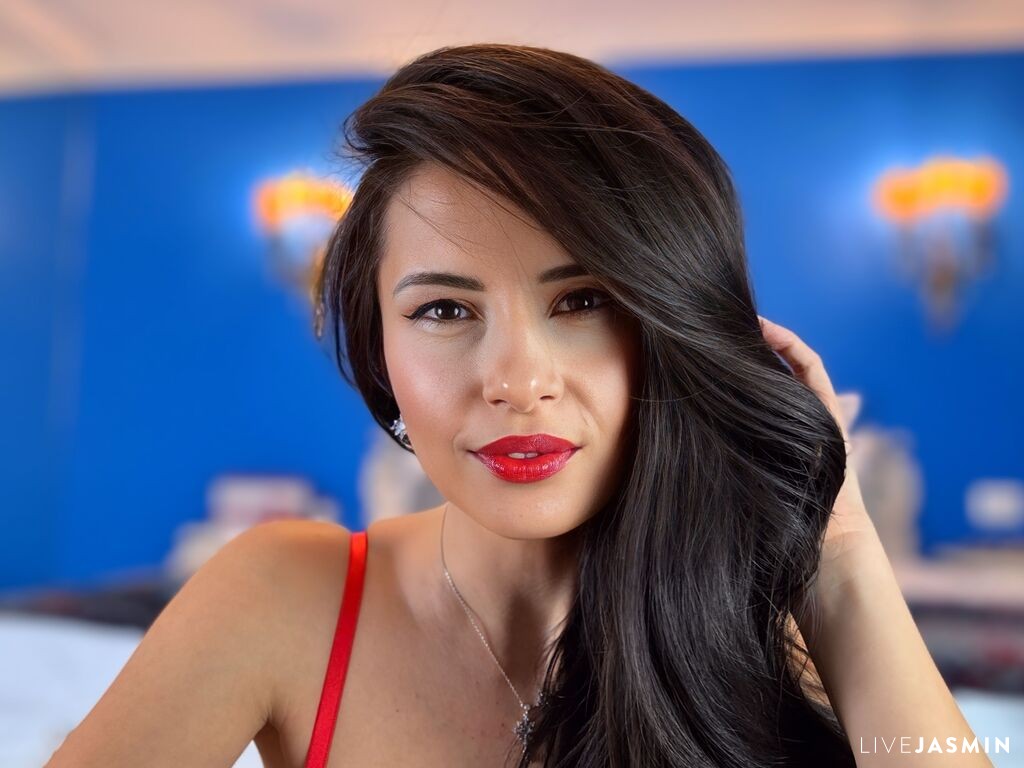 View AdrianaHunt live cam profile