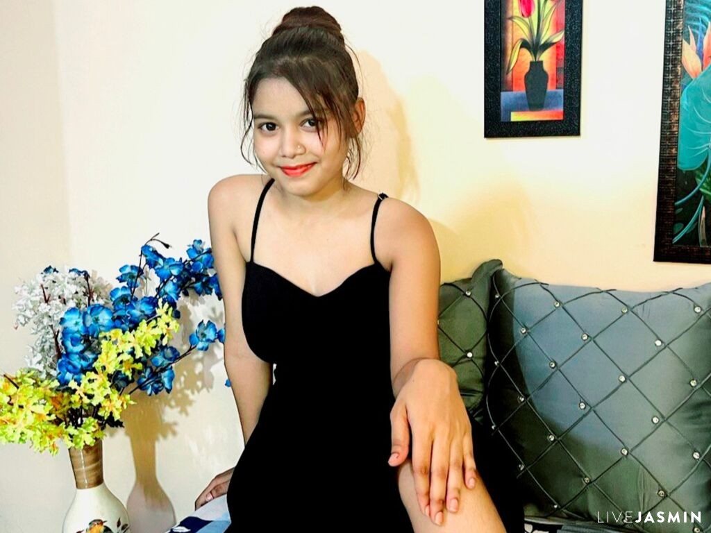 View AdrianaReyez cam profile and live status