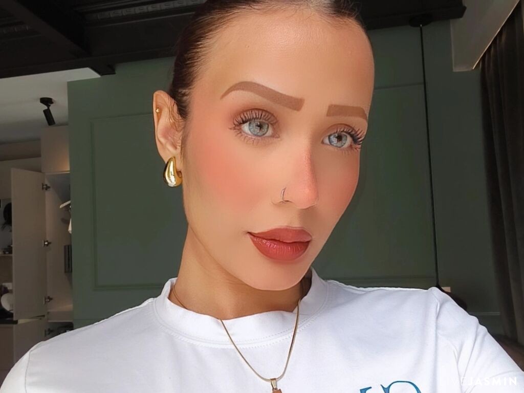 AdrianaRossetti model profile and live status