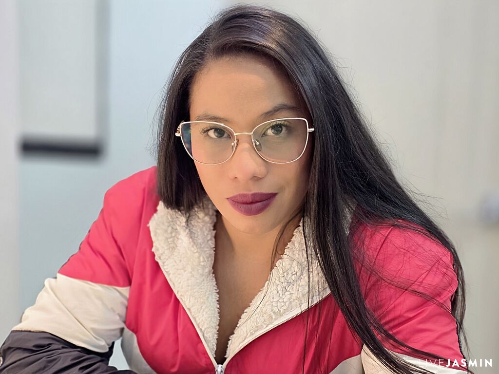 Cam girl profile image for AlahiaDuarte