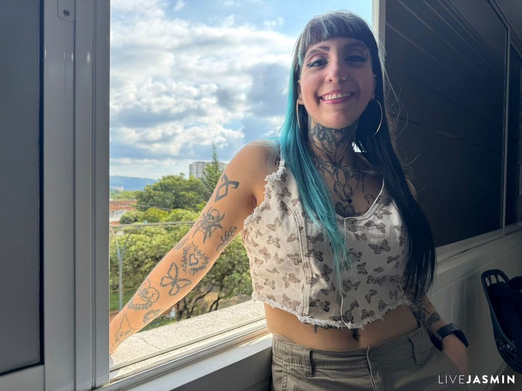 Cam girl profile image for AlaiaTatto