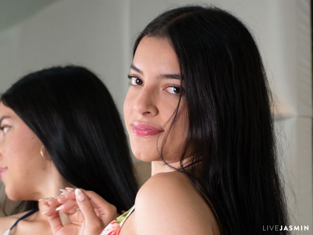 View AlexaGiraud live cam profile