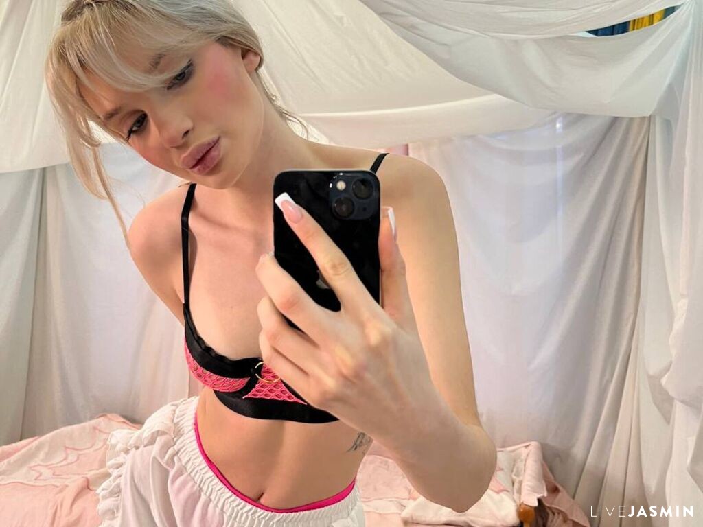 Cam girl profile image for AlexaStormy