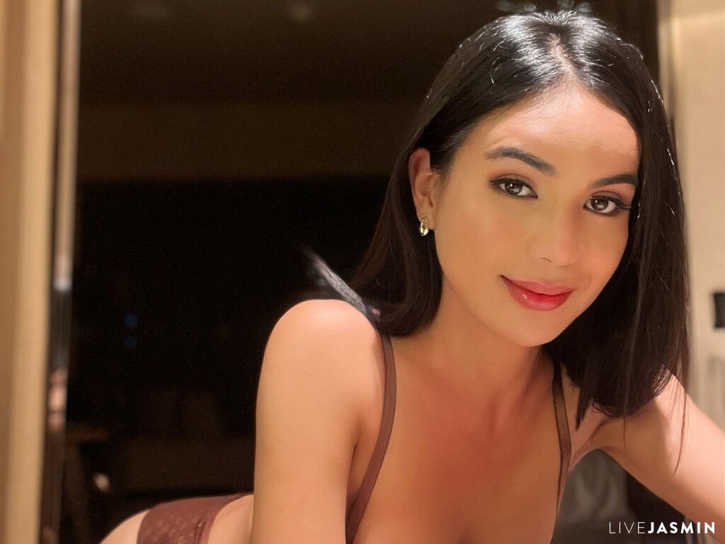 AlexinaWoss model profile and live status