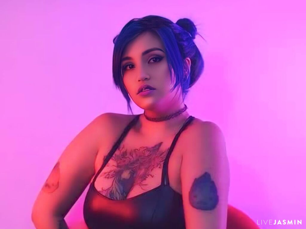 View AliceBrinck cam profile and live status