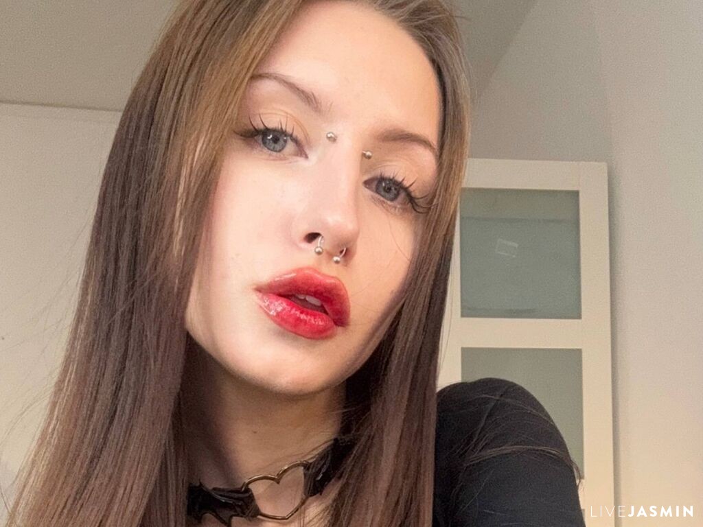 AliceWallflower model profile and live status