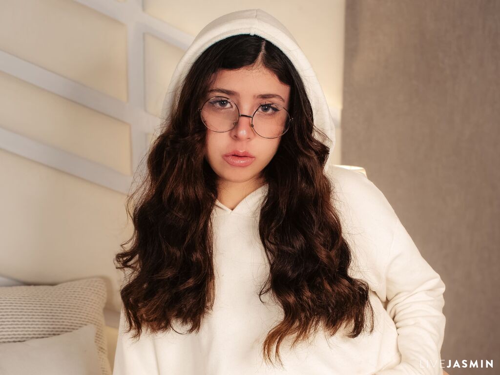 AlyBellemore model profile and live status