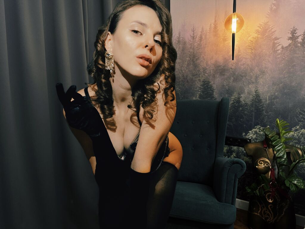 Cam girl profile image for AlyceCox