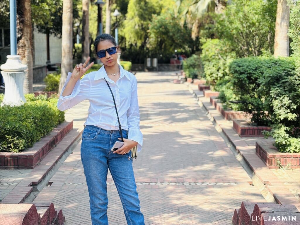 AmairaSingh live chat profile