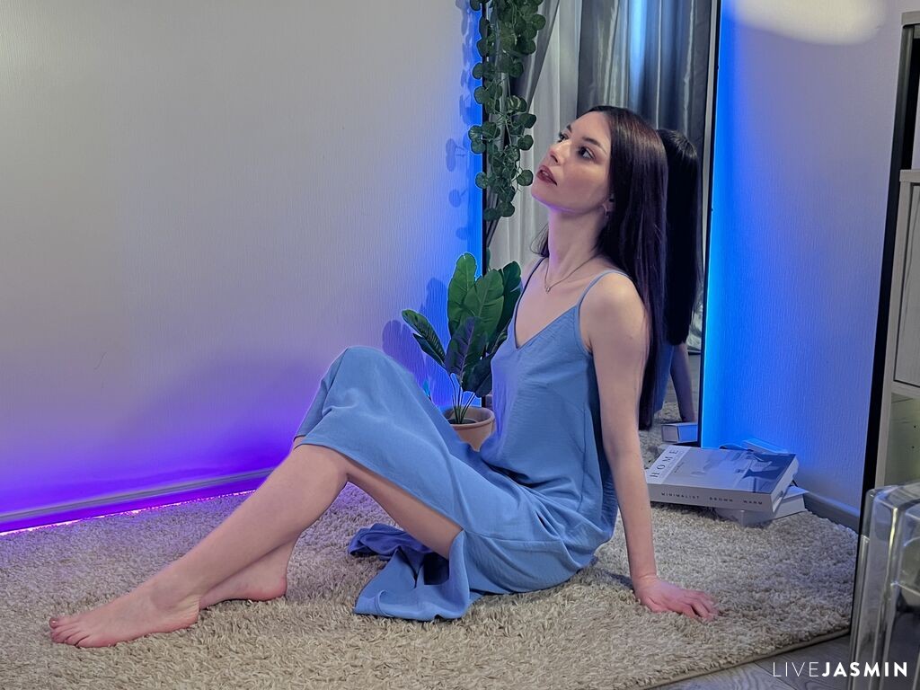 View AmelieCrosby cam profile and live status