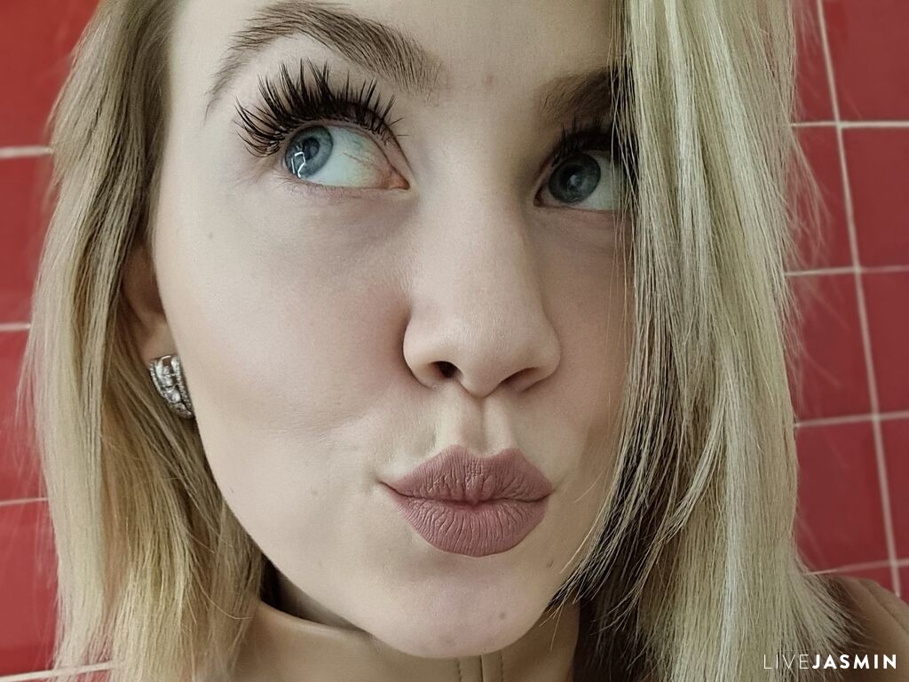 AmmaMia model profile and live status