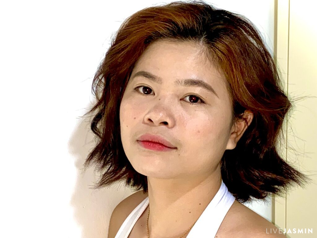 AmoraVera model profile and live status