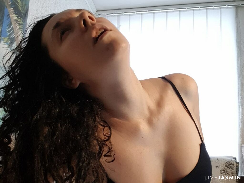AnaMiles model profile and live status