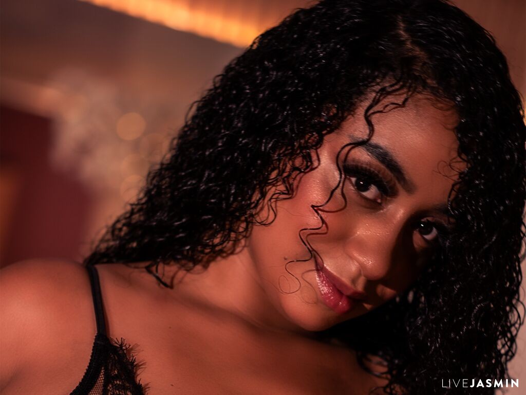 Cam girl profile image for AngelaDiamonds