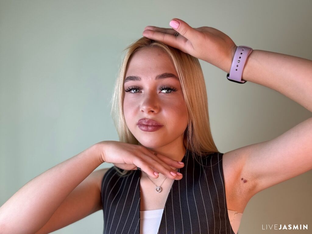Cam girl profile image for AngelynBroe