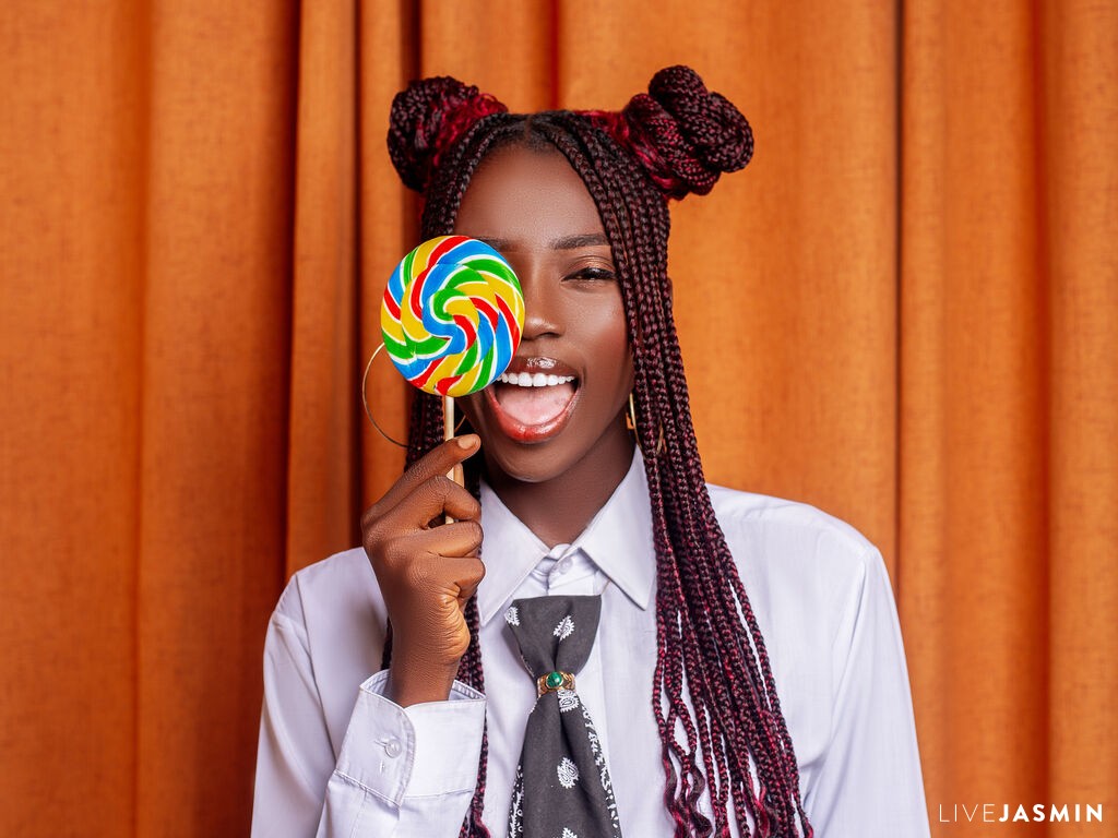 Cam girl profile image for AniahMoon