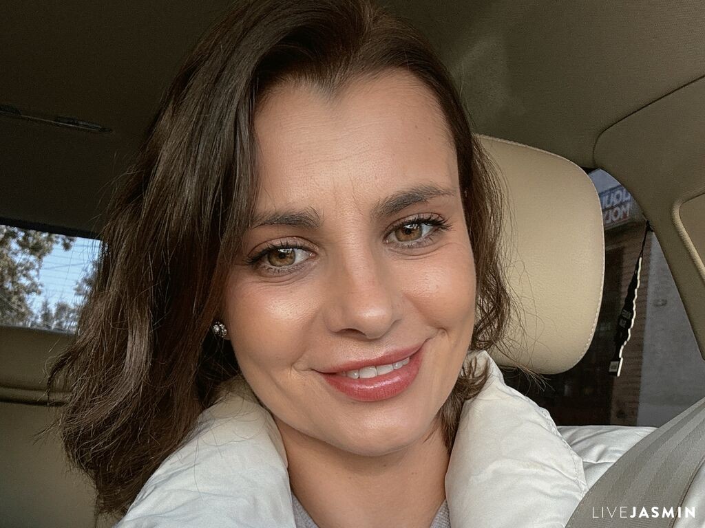 View AnishaBee cam profile and live status