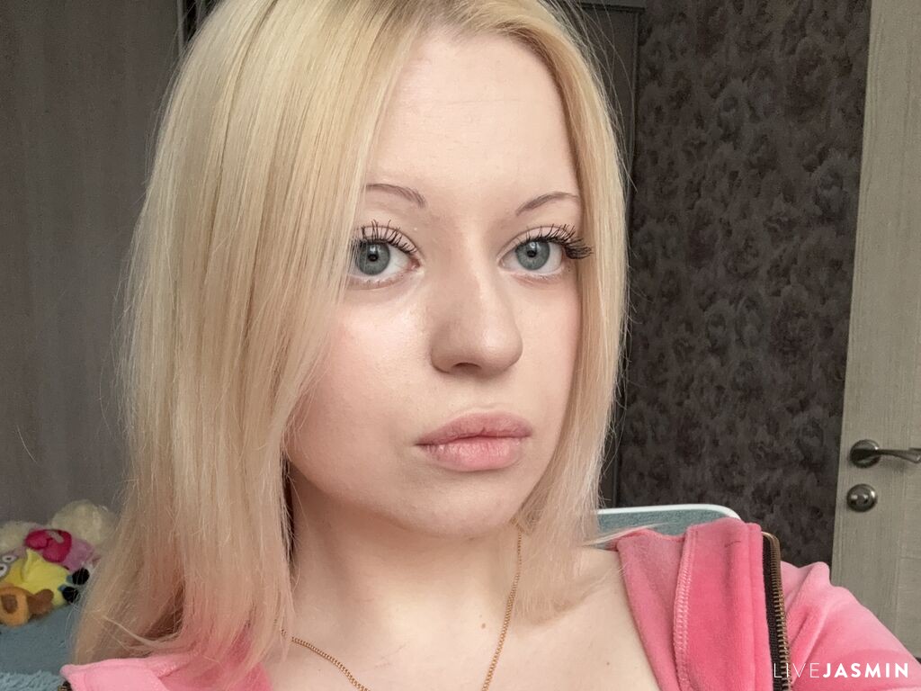 Cam girl profile image for AnnieKeniry