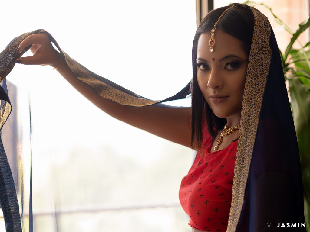 Cam girl profile image for AnoukChopra