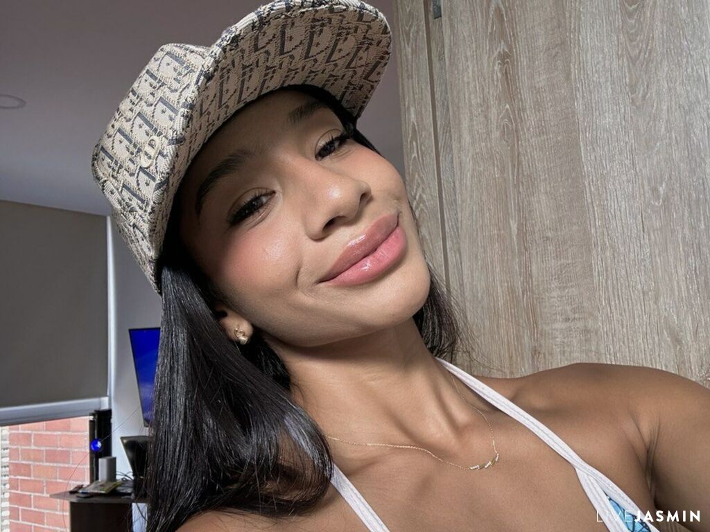 Browse AntonellaClarks live chat profile