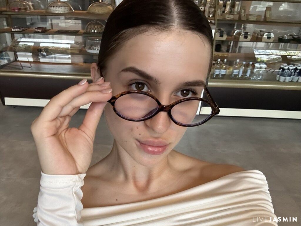 Browse AriaMonro live chat profile