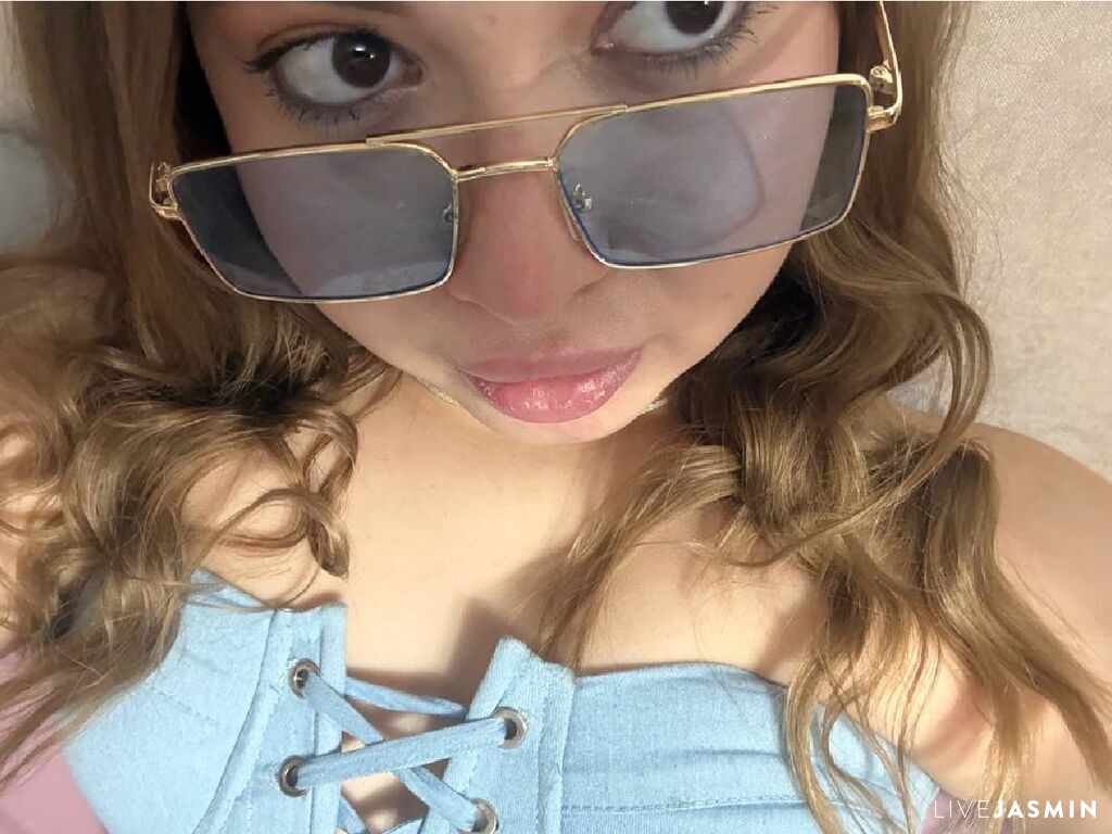 ArianaBrault live cam girl profile