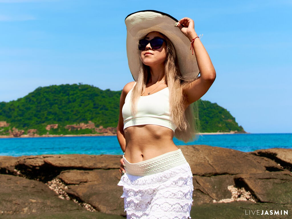 Browse ArianaWells live chat profile