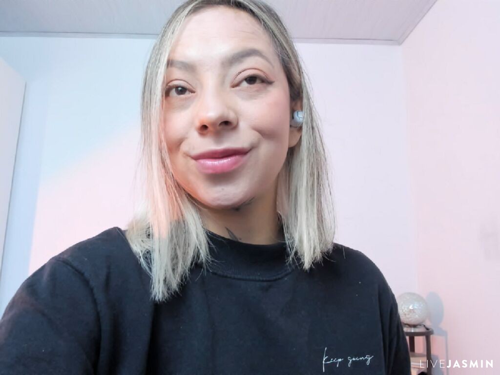 View ArishaTorres cam profile and live status