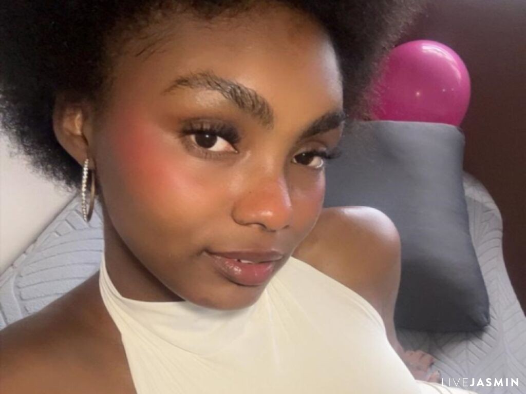 AshaQuino model profile and live status