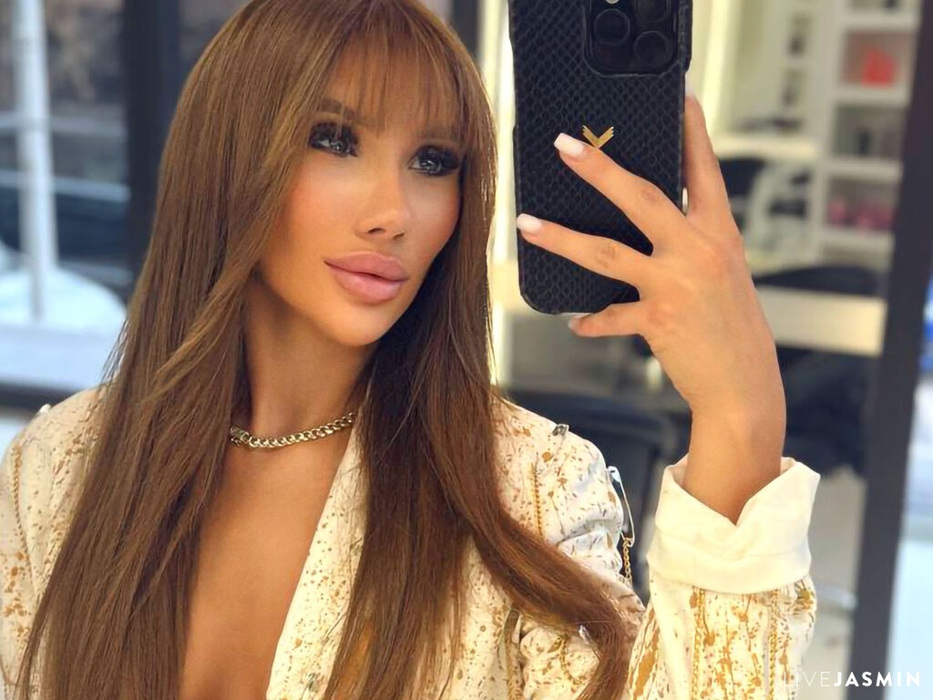 View AvaHeath on AlwaysCamGirls