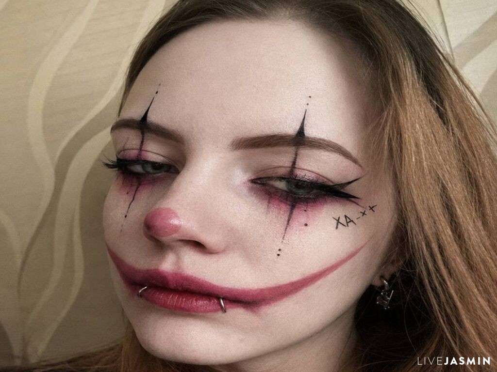 Cam girl profile image for AvaLuciani