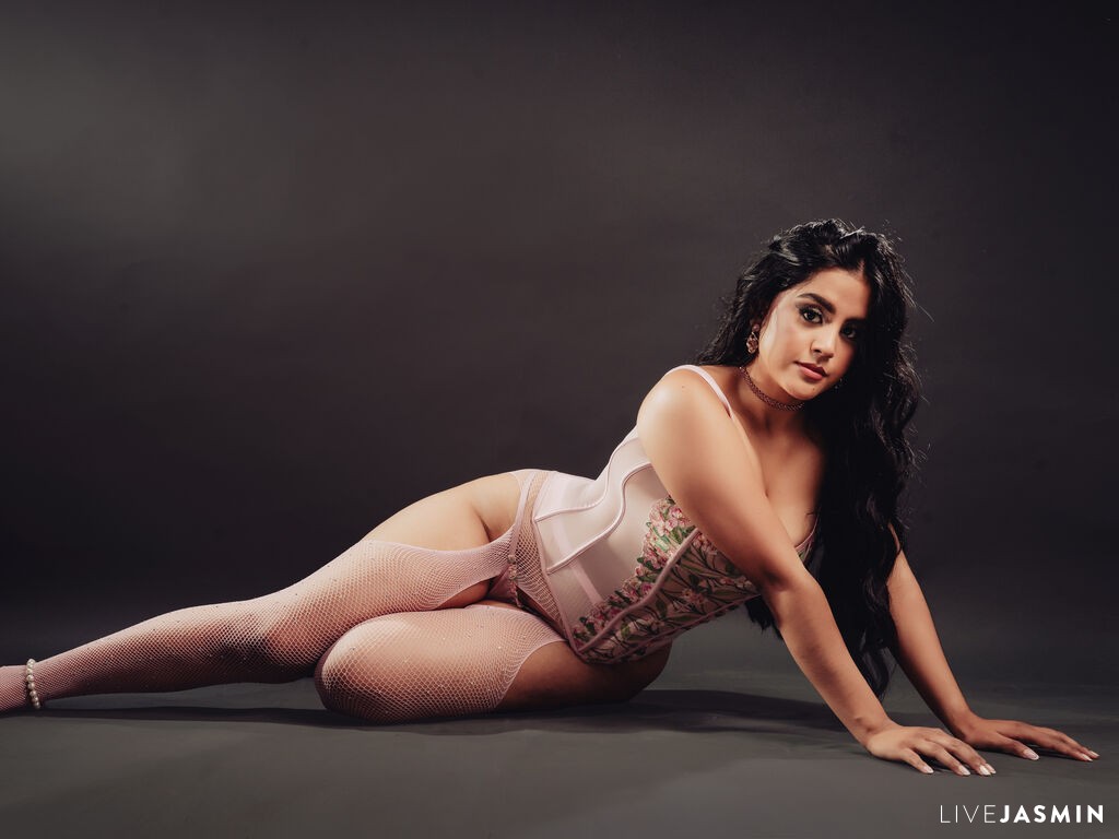 AvelinePrescott model profile and live status
