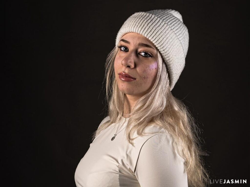 Cam girl profile image for BeckyThaissa