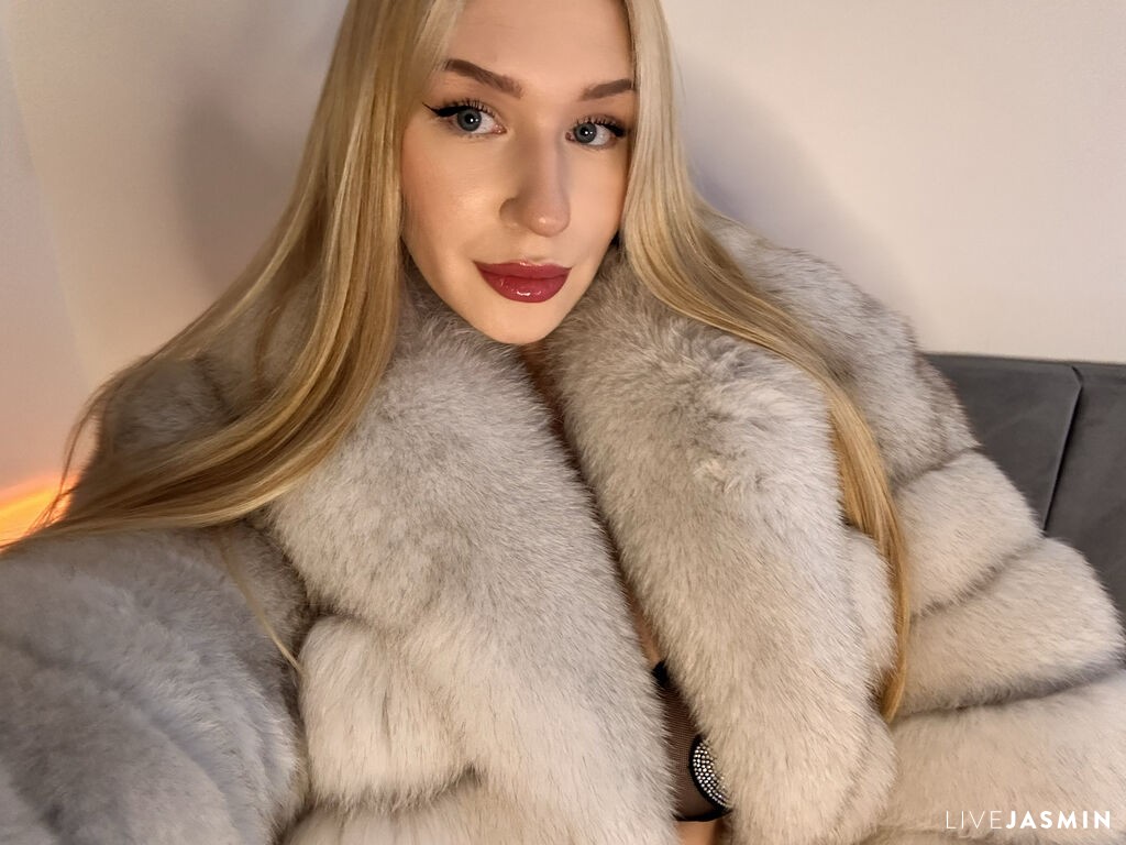 BellaBronze model profile and live status