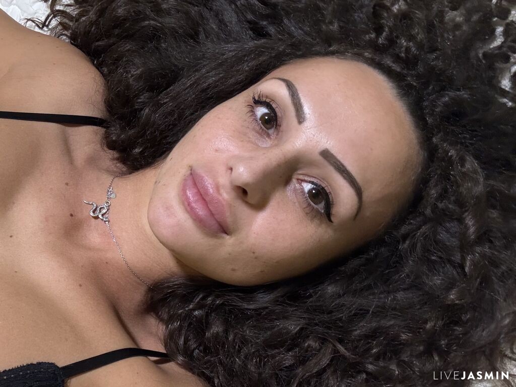 BellaCaramella model profile and live status