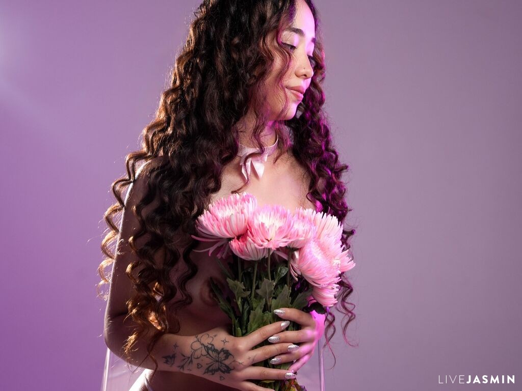 BellaClaire model profile and live status