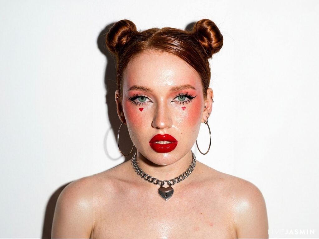 Cam girl profile image for BellaMesmer