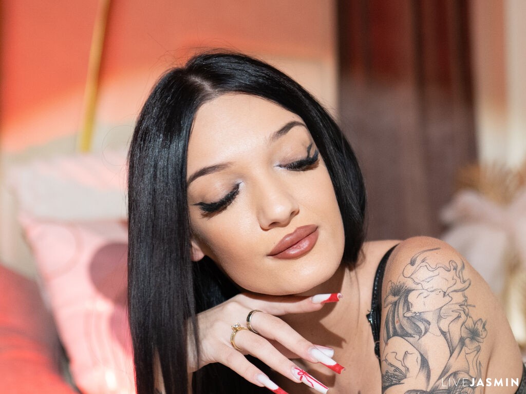 BellaSafir model profile and live status