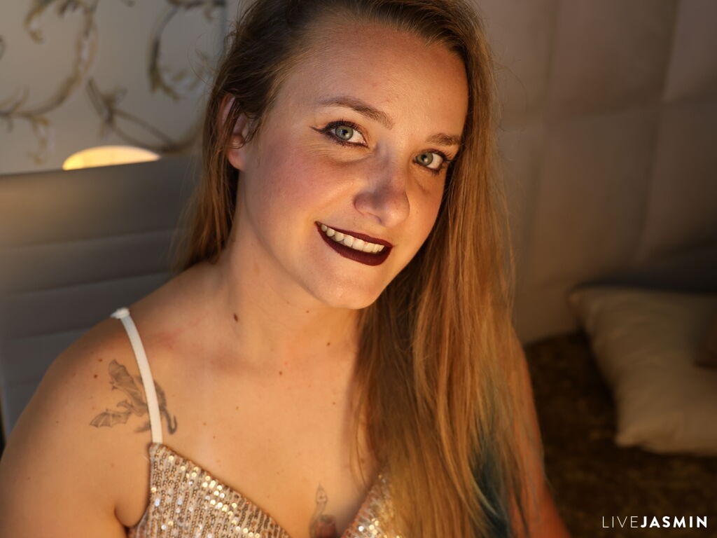 Cam girl profile image for BelleCox