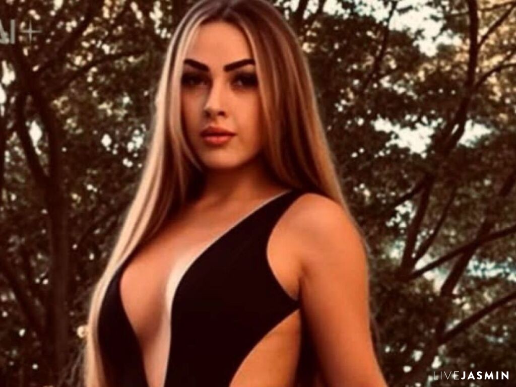 Cam girl profile image for BriaLuxe