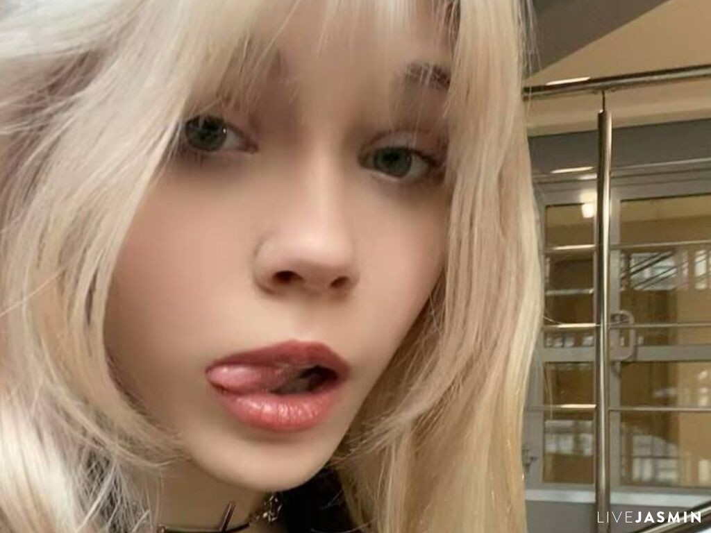 Cam girl profile image for BurmaRosel