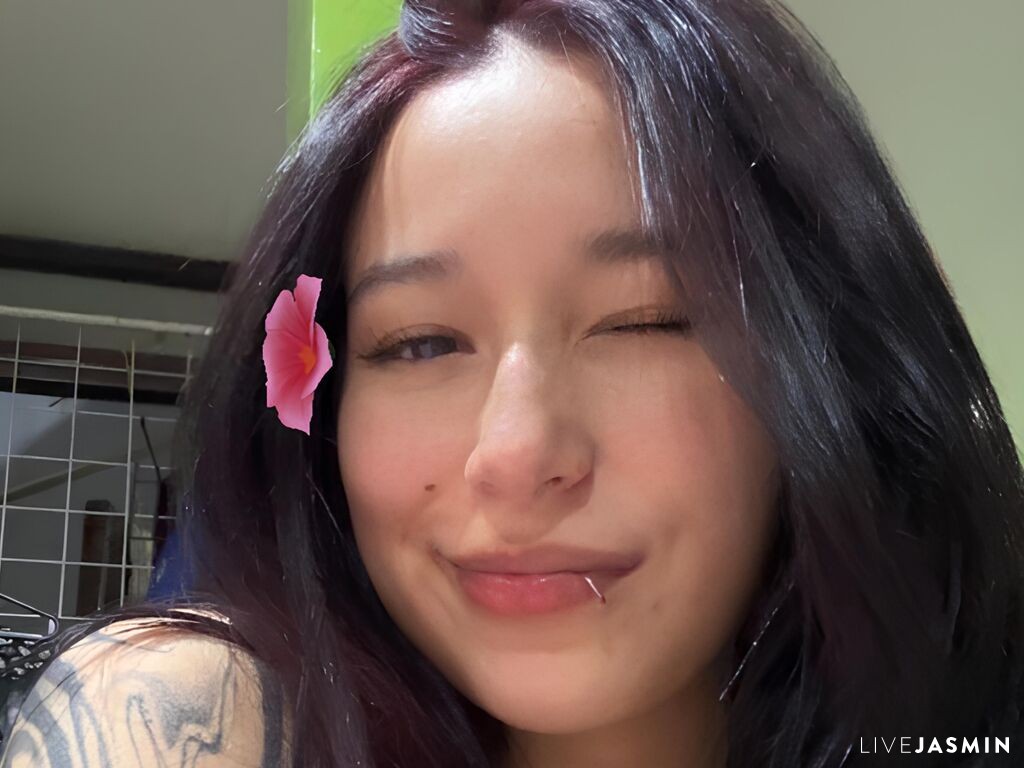 View CamiLewit live cam profile