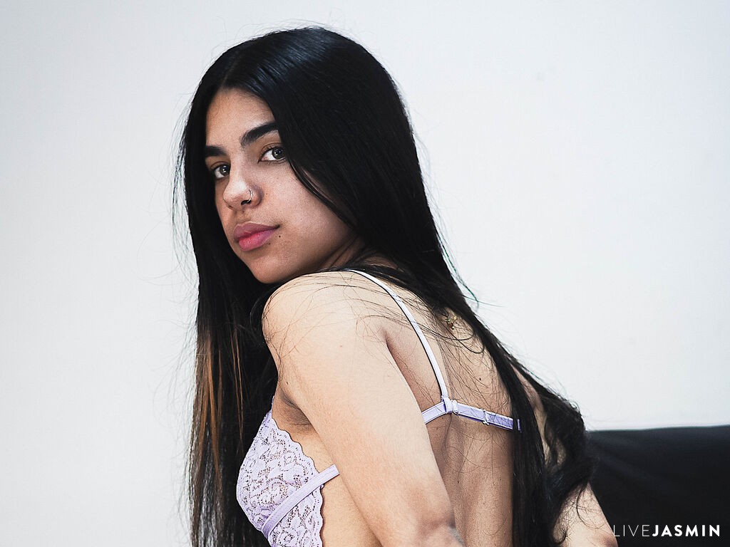 Browse CamilaPresly live chat profile