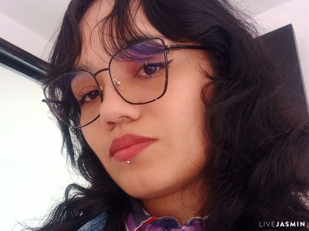 View CamilaRodriguez cam profile and live status