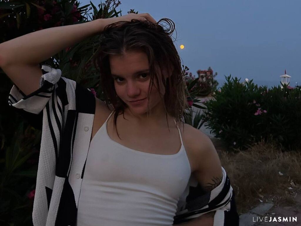 Cam girl profile image for CarleneEspada