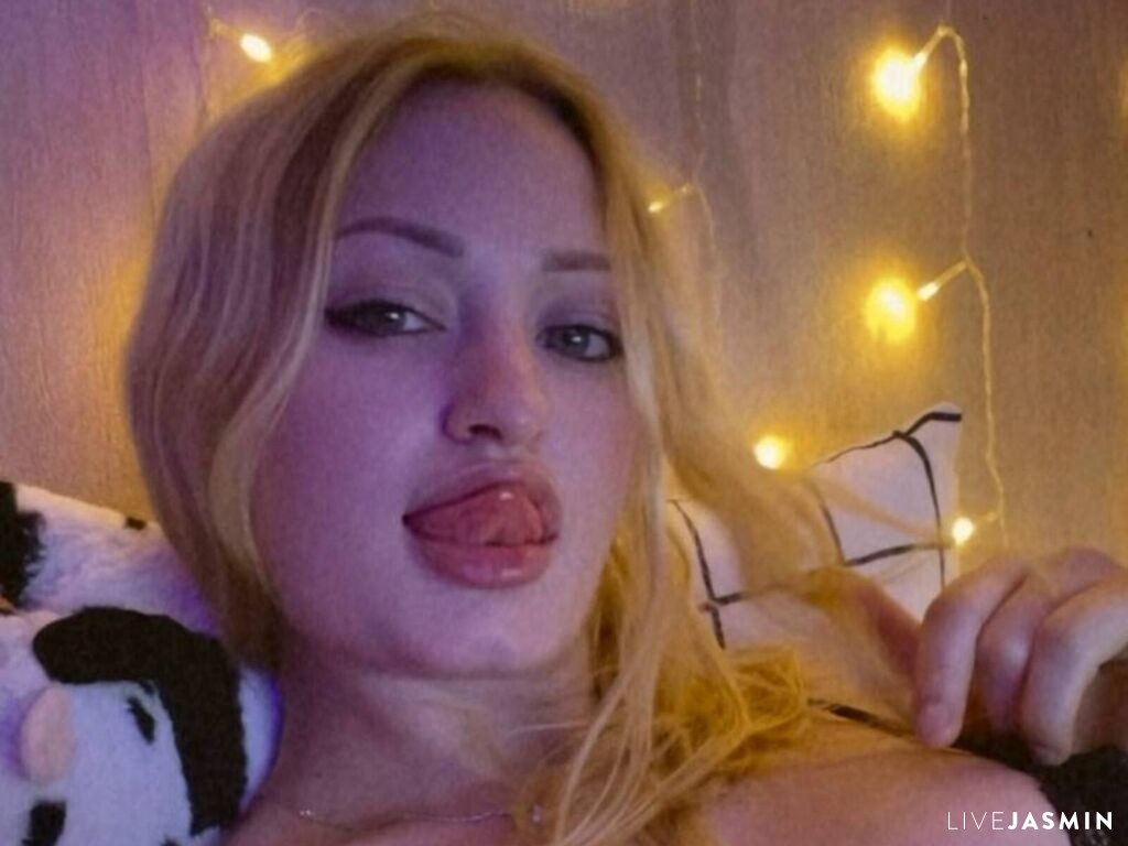Cam girl profile image for CarmeliaRihner