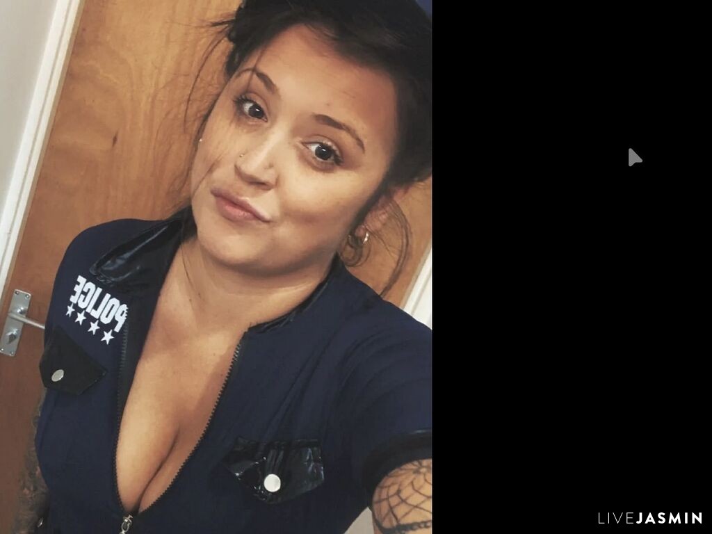 View CharlotteSnow live cam profile
