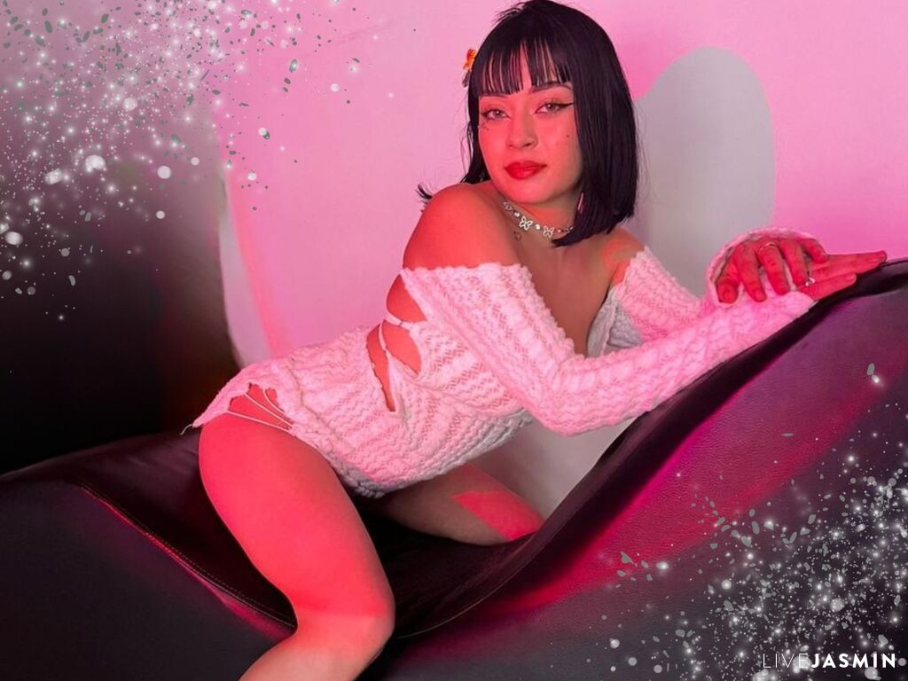 Cam girl profile image for CheryHot