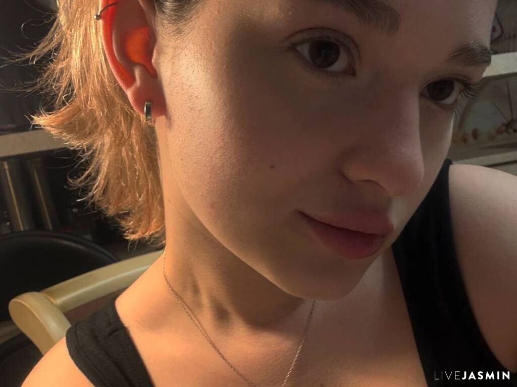 View ChloeDemaio live cam profile